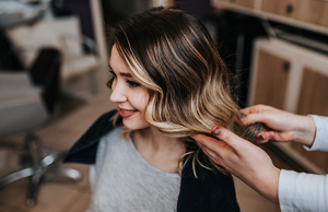 Woman with dark blonde hair with a light blonde money piece